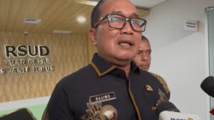 Bupati Kubu Raya Sujiwo di RS TBSK