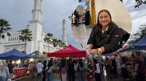 Wisatawan Sarawak berburu takjil di Masjid Raya Mujahidin Pontianak saat Ramadan