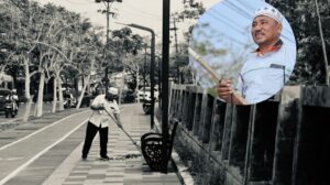 Satiman petugas kebersihan Pontianak menyapu jalan