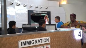 Petugas Imigrasi melayani penumpang terdampak pembatalan penerbangan internasional di bandara Indonesia.