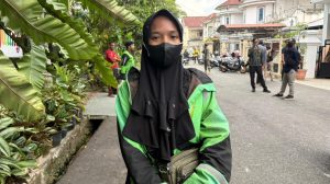 Ica ibu dua anak pengemudi ojol di Pontianak