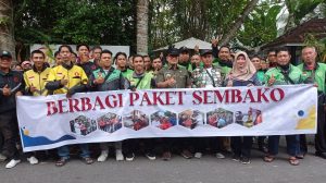 Sujiwo bagikan sembako kepada ojol di Kubu Raya