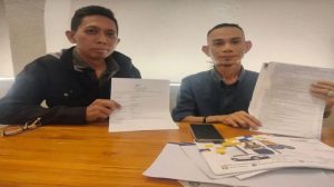 Kuasa hukum debitur menunjukkan dokumen somasi terhadap Mandiri Tunas Finance terkait dugaan penarikan paksa mobil di Pontianak.
