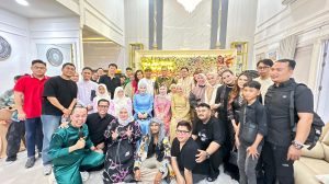 Primansyah Emon merayakan 17 tahun Optik Pontianak bersama karyawan dan tamu saat Lebaran