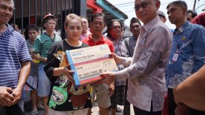 Edi Rusdi Kamtono memberikan bantuan kepada korban kebakaran Parwasal Pontianak