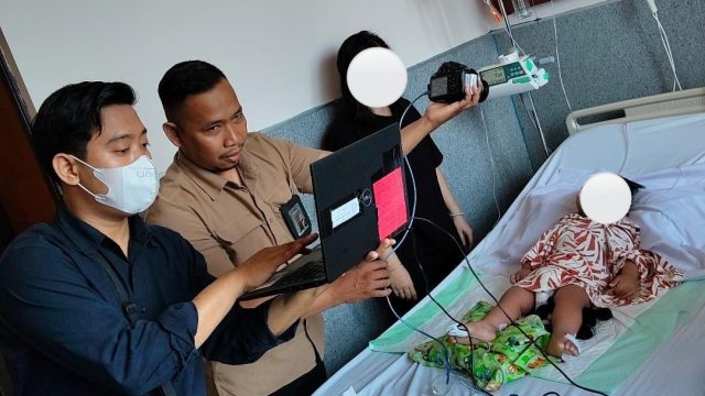 Petugas Imigrasi Pontianak melayani pembuatan paspor di rumah sakit melalui layanan TANJAK