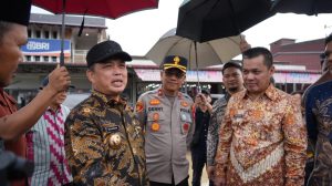 Ria Norsan tinjau jalan rusak Teluk Batang Sukadana