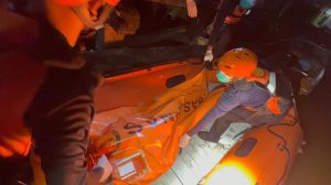 Evakuasi korban ABK di Sungai Kapuas oleh tim SAR