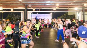 Zumba neon Pontianak di Borneo Hotel dengan peserta penuh energi