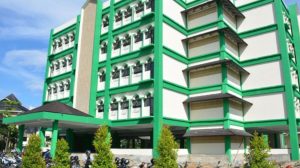 Mahasiswa IAIN Pontianak berdiskusi di area kampus