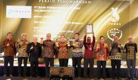 Direktur Utama Bank Kalbar Rokidi menerima penghargaan TOP BUMD Awards 2026 di Jakarta