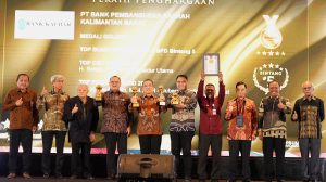 Direktur Utama Bank Kalbar Rokidi menerima penghargaan TOP BUMD Awards 2026 di Jakarta