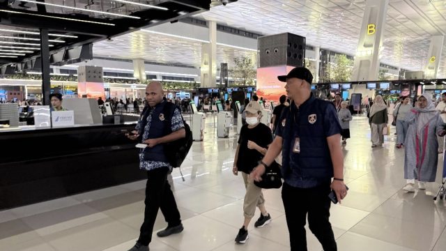 Petugas Imigrasi Pontianak deportasi WNA Hong Kong karena overstay