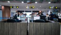 Petugas Imigrasi Pontianak memeriksa dokumen penumpang di bandara Internasional Supadio