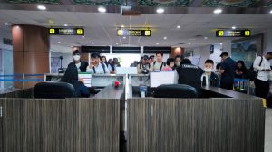 Petugas Imigrasi Pontianak memeriksa dokumen penumpang di bandara Internasional Supadio