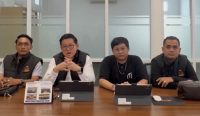 Direktur Disway Kalbar didampingi kuasa hukum terkait kasus pelemparan batu