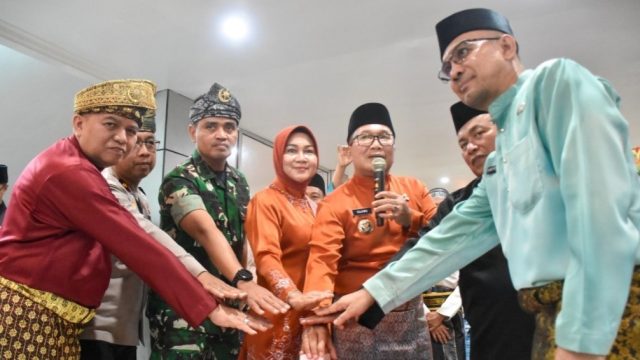 Bupati Kubu Raya meluncurkan aplikasi E-Adipati saat Hardiknas 2026