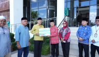 Gubernur Kalbar Ria Norsan menyerahkan simbolis bantuan hewan kurban Idul Adha 1447 Hijriah