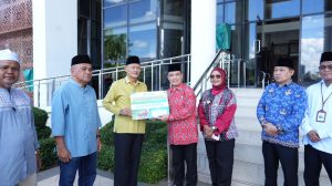 Gubernur Kalbar Ria Norsan menyerahkan simbolis bantuan hewan kurban Idul Adha 1447 Hijriah