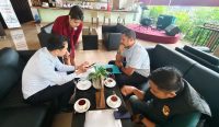 Petugas Imigrasi Pontianak sosialisasi aplikasi APOA untuk pengawasan warga negara asing.