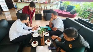 Petugas Imigrasi Pontianak sosialisasi aplikasi APOA untuk pengawasan warga negara asing.