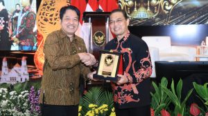 Ria Norsan menerima penghargaan Indeks Demokrasi Indonesia 2025 untuk Kalimantan Barat.
