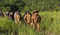 Bupati Sujiwo meninjau potensi wisata Batu Ampar di Kabupaten Kubu Raya.