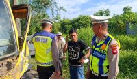 Petugas menangani kecelakaan minibus dan truk di Trans Kalimantan Kubu Raya.