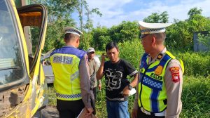 Petugas menangani kecelakaan minibus dan truk di Trans Kalimantan Kubu Raya.