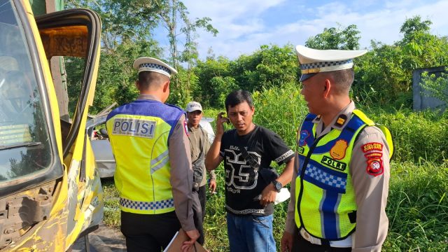 Petugas menangani kecelakaan minibus dan truk di Trans Kalimantan Kubu Raya.