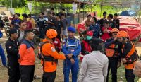 Tim SAR melakukan pencarian korban di Sungai Kapuas Pontianak.