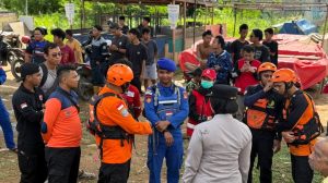 Tim SAR melakukan pencarian korban di Sungai Kapuas Pontianak.