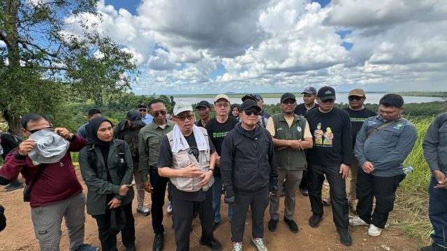 Bupati Kubu Raya Sujiwo meninjau kawasan Bukit Lalang di Kecamatan Batu Ampar yang akan dikembangkan menjadi destinasi wisata.