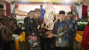 Gubernur Kalimantan Barat Ria Norsan menghadiri peringatan HUT ke-62 Kesenian Kuda Kepang Maju Tresno di Pontianak.