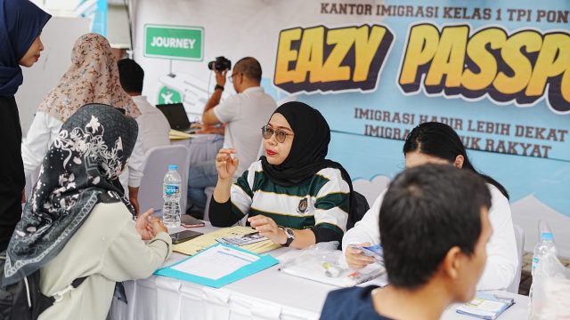 Pelayanan Pasporia Imigrasi Pontianak di Car Free Day Pontianak.