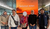 Petugas Imigrasi Pontianak mendampingi deportasi WNA Taiwan.