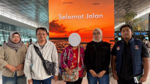 Petugas Imigrasi Pontianak mendampingi deportasi WNA Taiwan.