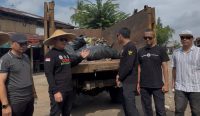 Bupati Sujiwo saat mengikuti aksi bersih-bersih lingkungan di Kubu Raya.