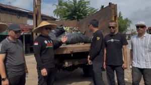 Bupati Sujiwo saat mengikuti aksi bersih-bersih lingkungan di Kubu Raya.