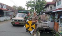Petugas Satpol PP Pontianak mengamankan layang-layang hasil razia.