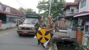 Petugas Satpol PP Pontianak mengamankan layang-layang hasil razia.