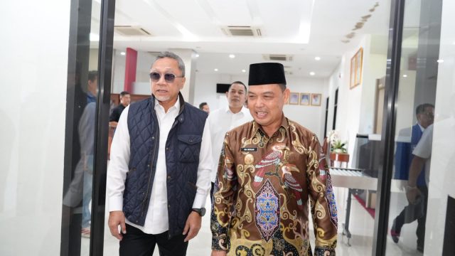 Ria Norsan bersama Menko Pangan Zulkifli Hasan dalam kunjungan kerja di Kalimantan Barat.