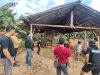 Petugas Polres Kubu Raya memeriksa lokasi sawmill di Desa Pancaroba untuk menelusuri legalitas usaha pengolahan kayu.