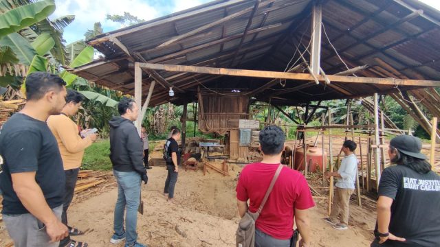 Petugas Polres Kubu Raya memeriksa lokasi sawmill di Desa Pancaroba untuk menelusuri legalitas usaha pengolahan kayu.