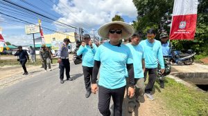 Bupati Sujiwo meninjau Jalan Parit Haji Muksin di Kubu Raya.