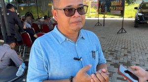 Petugas kepolisian melakukan penyelidikan terkait kasus penyiraman cairan asam terhadap pasangan suami istri di Kabupaten Kubu Raya.
