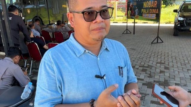 Petugas kepolisian melakukan penyelidikan terkait kasus penyiraman cairan asam terhadap pasangan suami istri di Kabupaten Kubu Raya.
