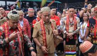 Wakil Gubernur Kalimantan Barat Krisantus Kurniawan membuka Gawai Dayak XV Kabupaten Sekadau dan menyampaikan pentingnya investasi yang berdampak pada kesejahteraan masyarakat.