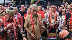 Wakil Gubernur Kalimantan Barat Krisantus Kurniawan membuka Gawai Dayak XV Kabupaten Sekadau dan menyampaikan pentingnya investasi yang berdampak pada kesejahteraan masyarakat.