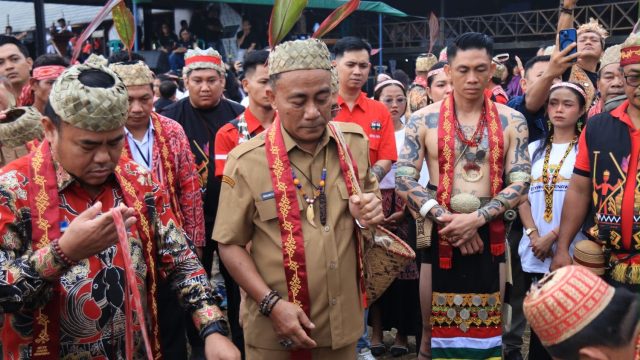 Wakil Gubernur Kalimantan Barat Krisantus Kurniawan membuka Gawai Dayak XV Kabupaten Sekadau dan menyampaikan pentingnya investasi yang berdampak pada kesejahteraan masyarakat.